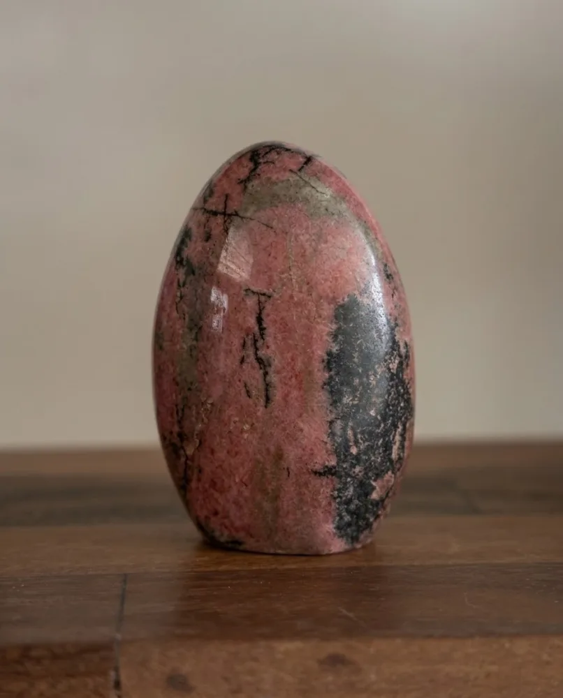 Forme libre de Rhodonite